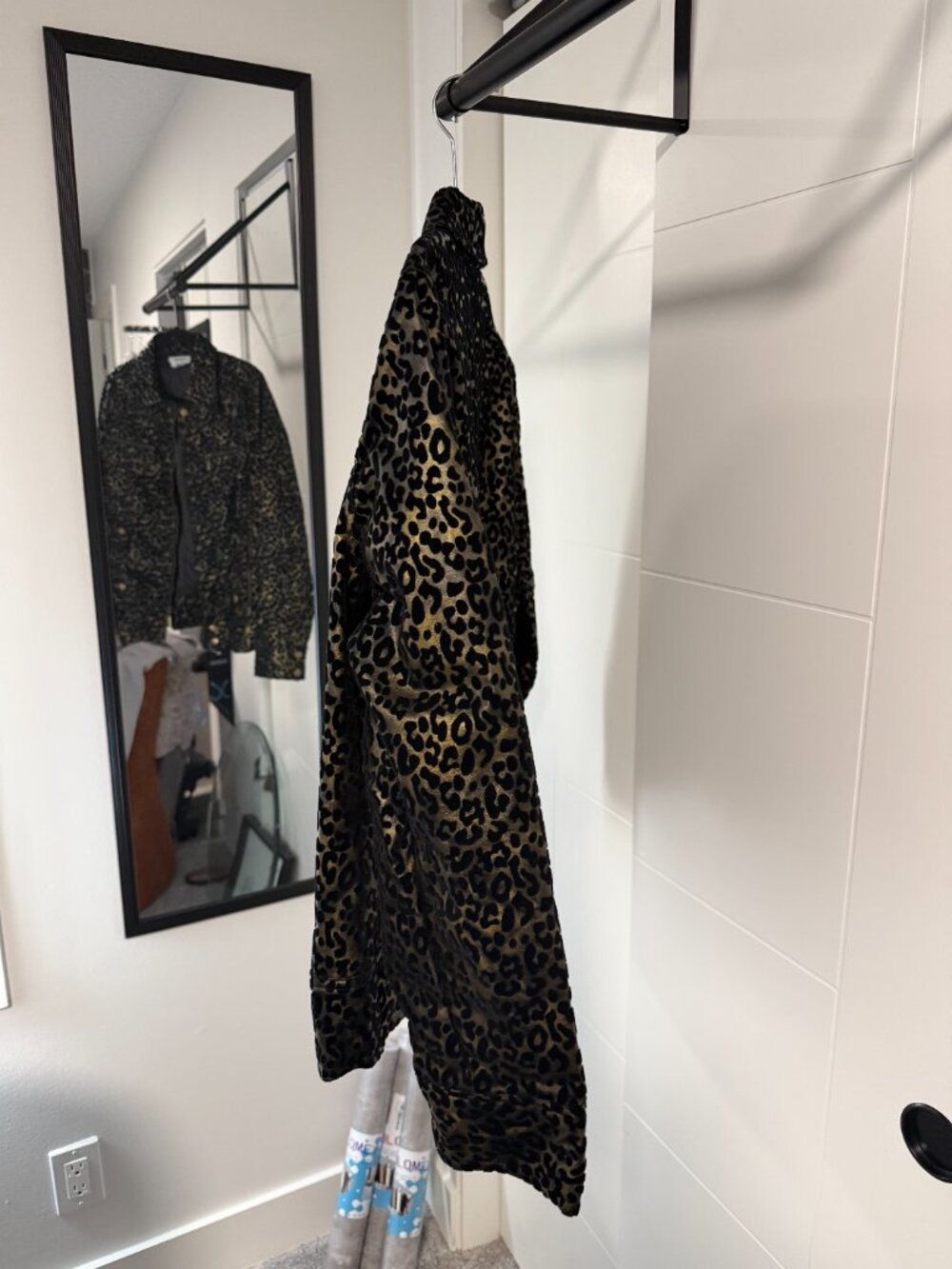 Fierce Leopard Velvet Moto Jacket: Channel Your Inner Jungle Queen - Picture 6 of 7